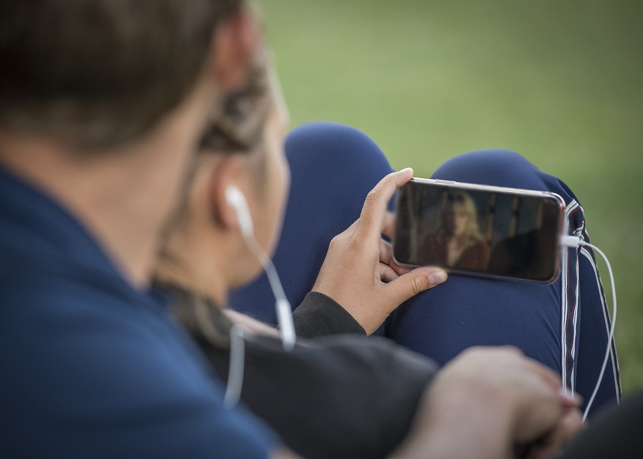 Imagen de una chica viendo videos pornográficos en un teléfono